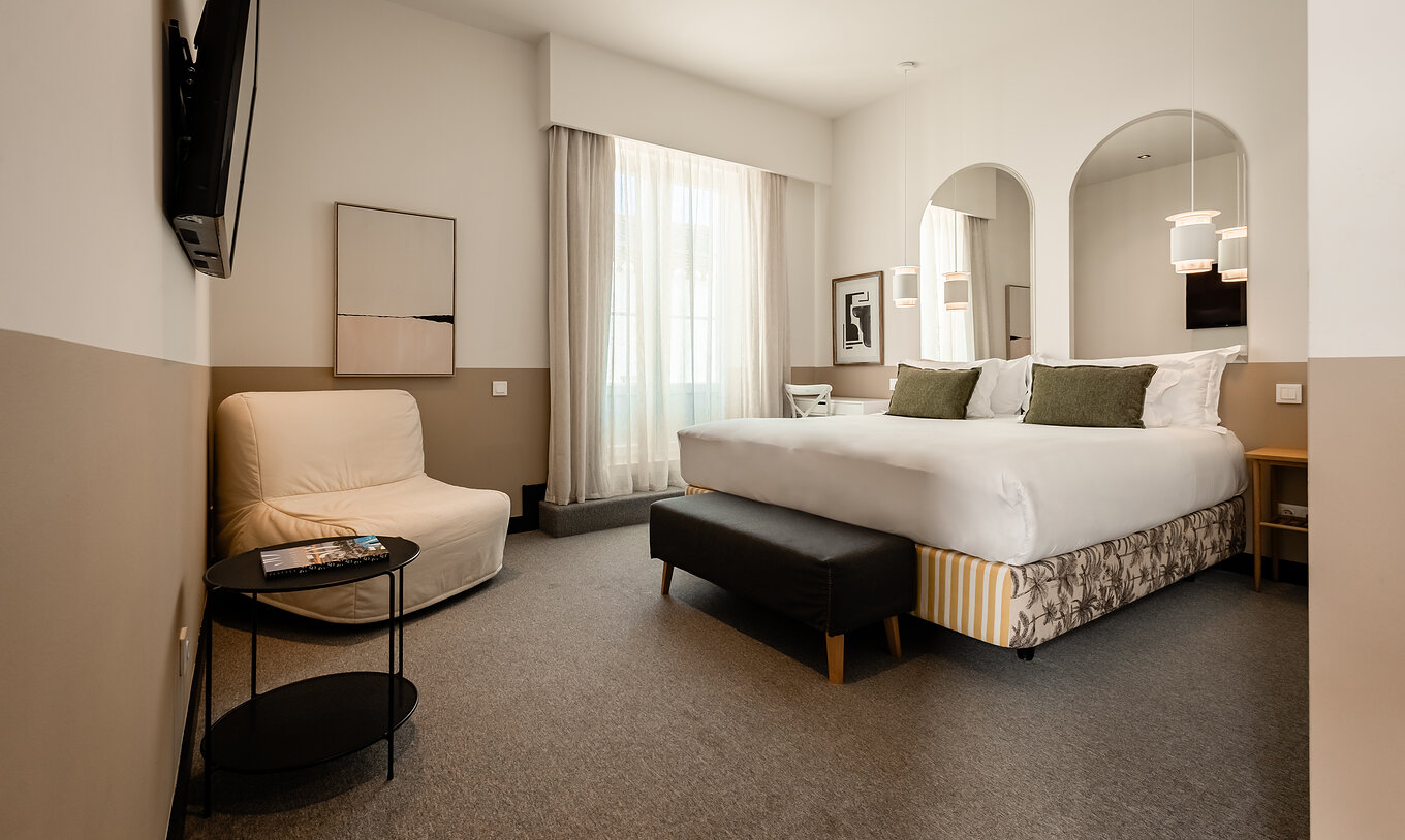 Das Superior Igreja der Pousada Vila Real de Santo António hat ein Doppelbett, zwei Spiegel und ein bequemes Sofa