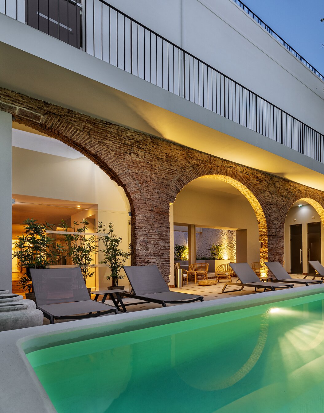 Beleuchteter Außenpool der Pousada Vila Real de Santo António, ein charmantes Hotel in Vila Real