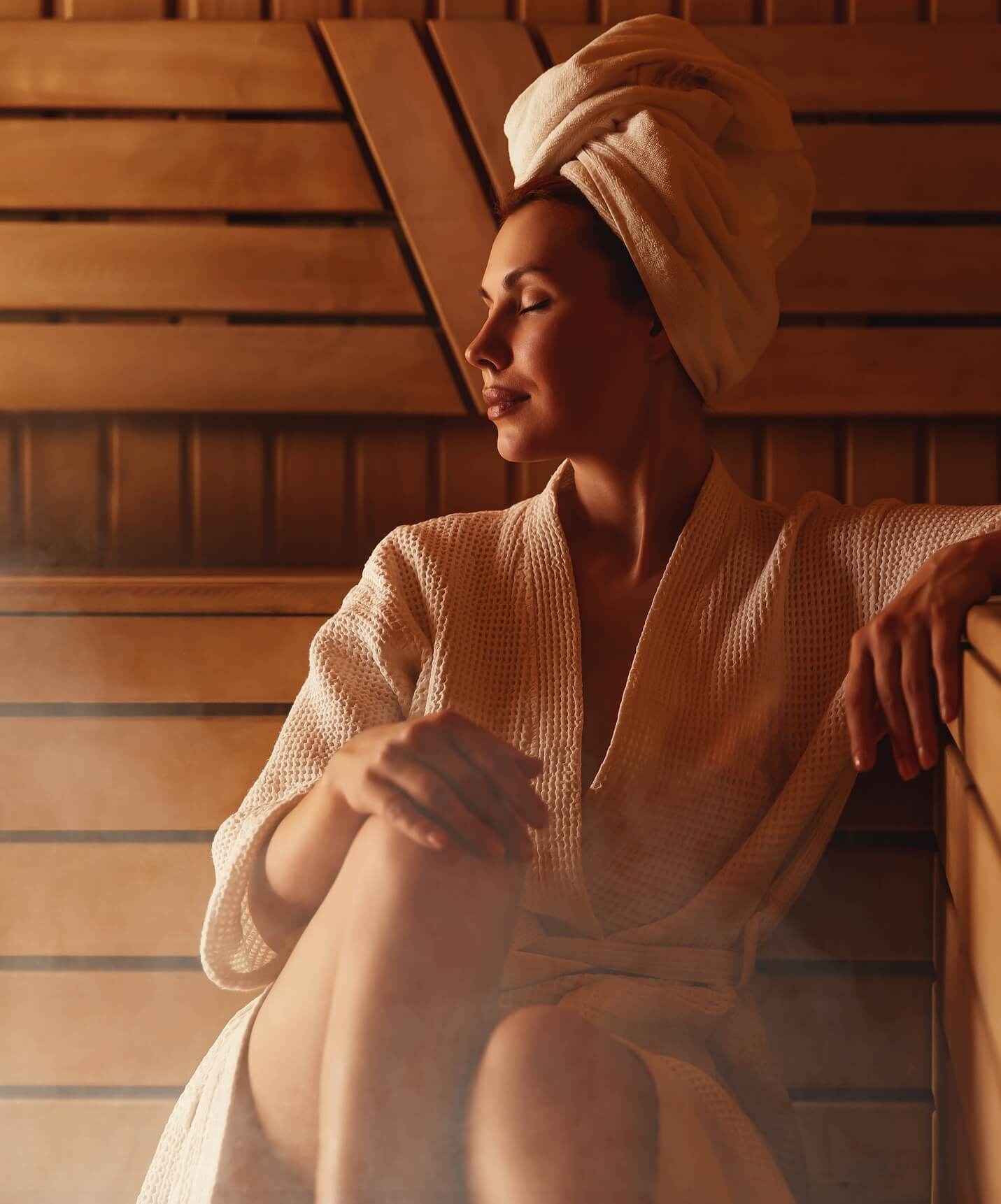 Frau genießt das Spa, im Bademantel, im historischen Hotel an der Algarve mit Pool, in der Pousada Palácio de Estoi