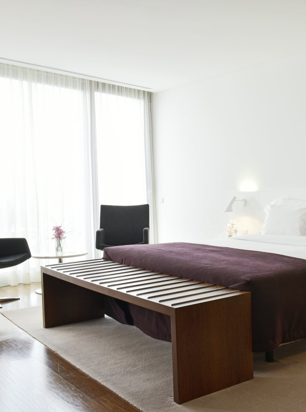 Die Spezial-Suite der Pousada Palácio Estoi mit Doppelbett und zwei Stühlen in einem geräumigen Zimmer