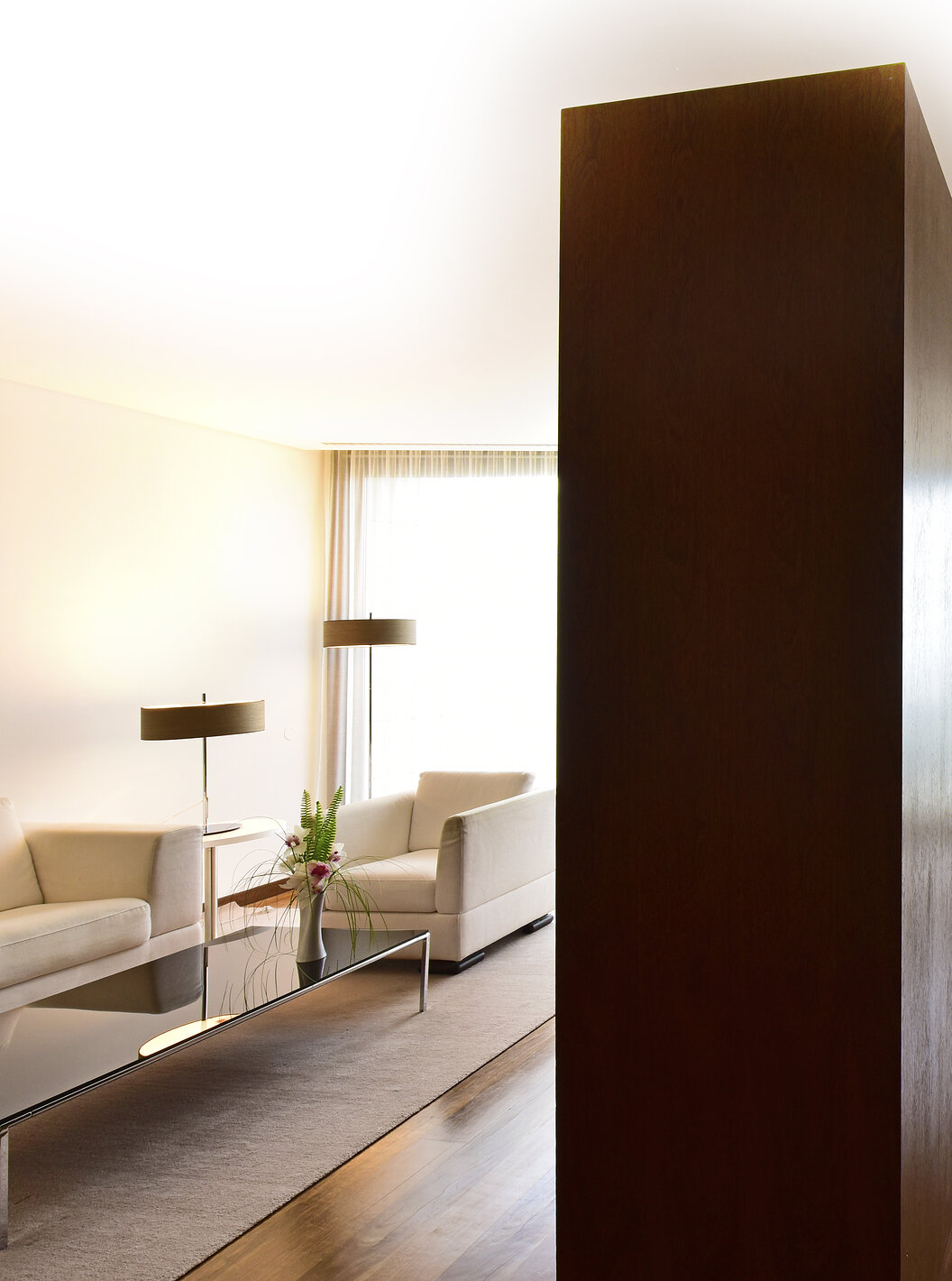 Die Standard-Suite der Pousada Palácio Estoi mit Doppelbett und Schrank, der den Raum mit dem Wohnzimmer teilt