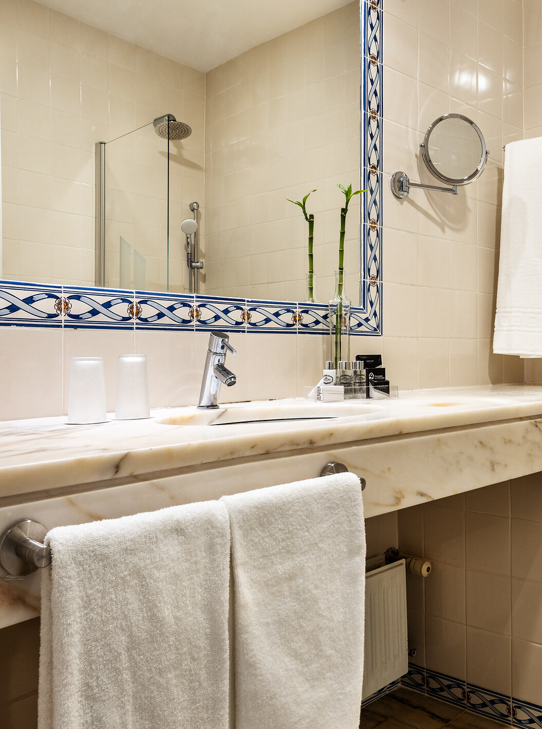 Die Master Suite der Pousada Sagres hat ein Badezimmer mit Waschbecken, Amenities, Handtüchern und Badewanne