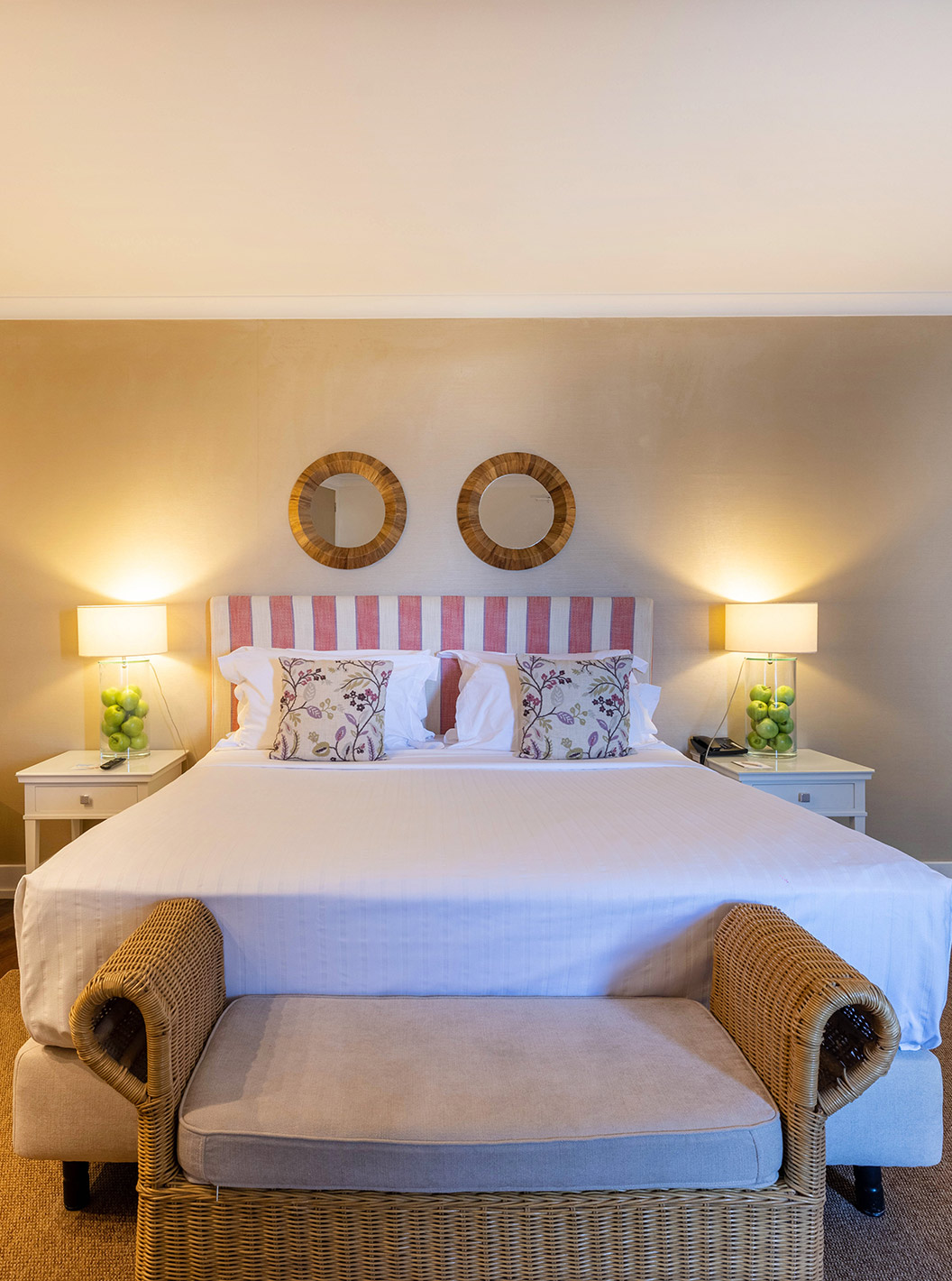 Die Special Suite der Pousada Sagres hat ein Doppelbett, eine Bank und einen kleinen Sessel