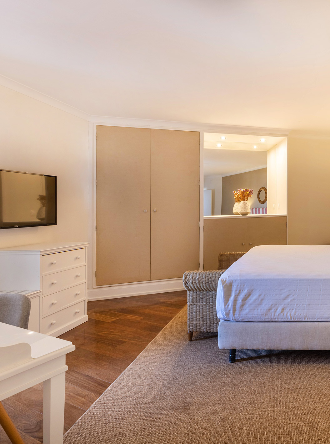 Die Special Suite der Pousada Sagres hat ein Schlafzimmer mit Doppelbett, Schränken, Spiegel, Schreibtisch und Fernseher