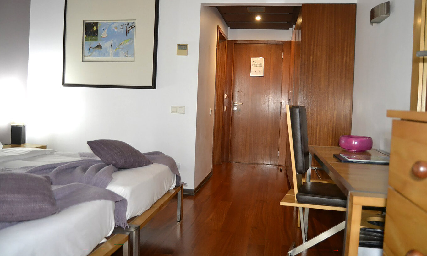 Das Klassische Zimmer der Pousada Forte Angra do Heroísmo hat zwei Einzelbetten und einen Schreibtisch