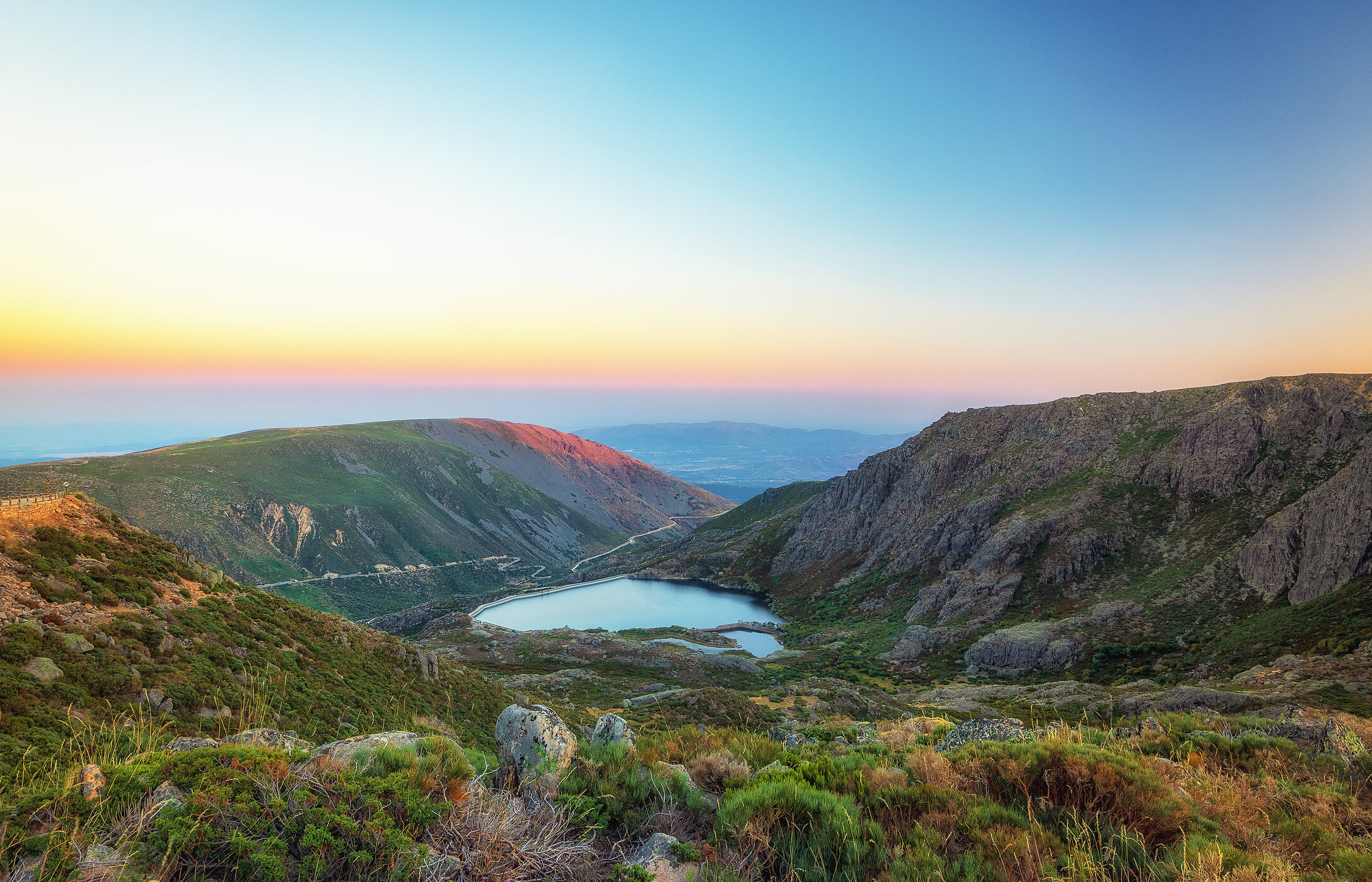 Die Serra da Estrela zeigt ihre natürliche Schönheit, auch ohne Schnee, mit atemberaubenden Landschaften und bezaubernden Wegen