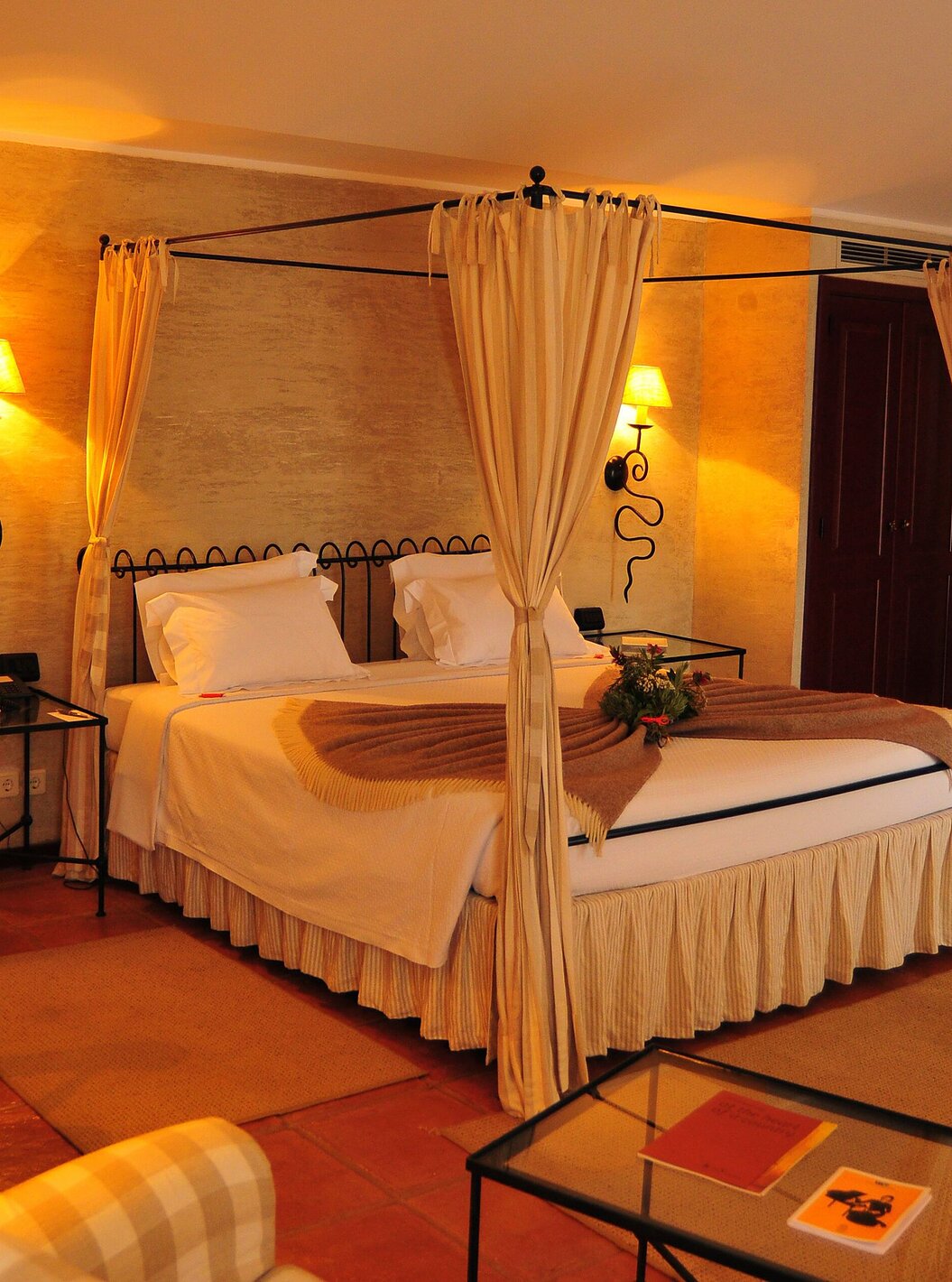 Das Double Deluxe Room der Pousada Convento Belmonte hat ein Doppelbett mit zwei Nachttischen und drei Lampen