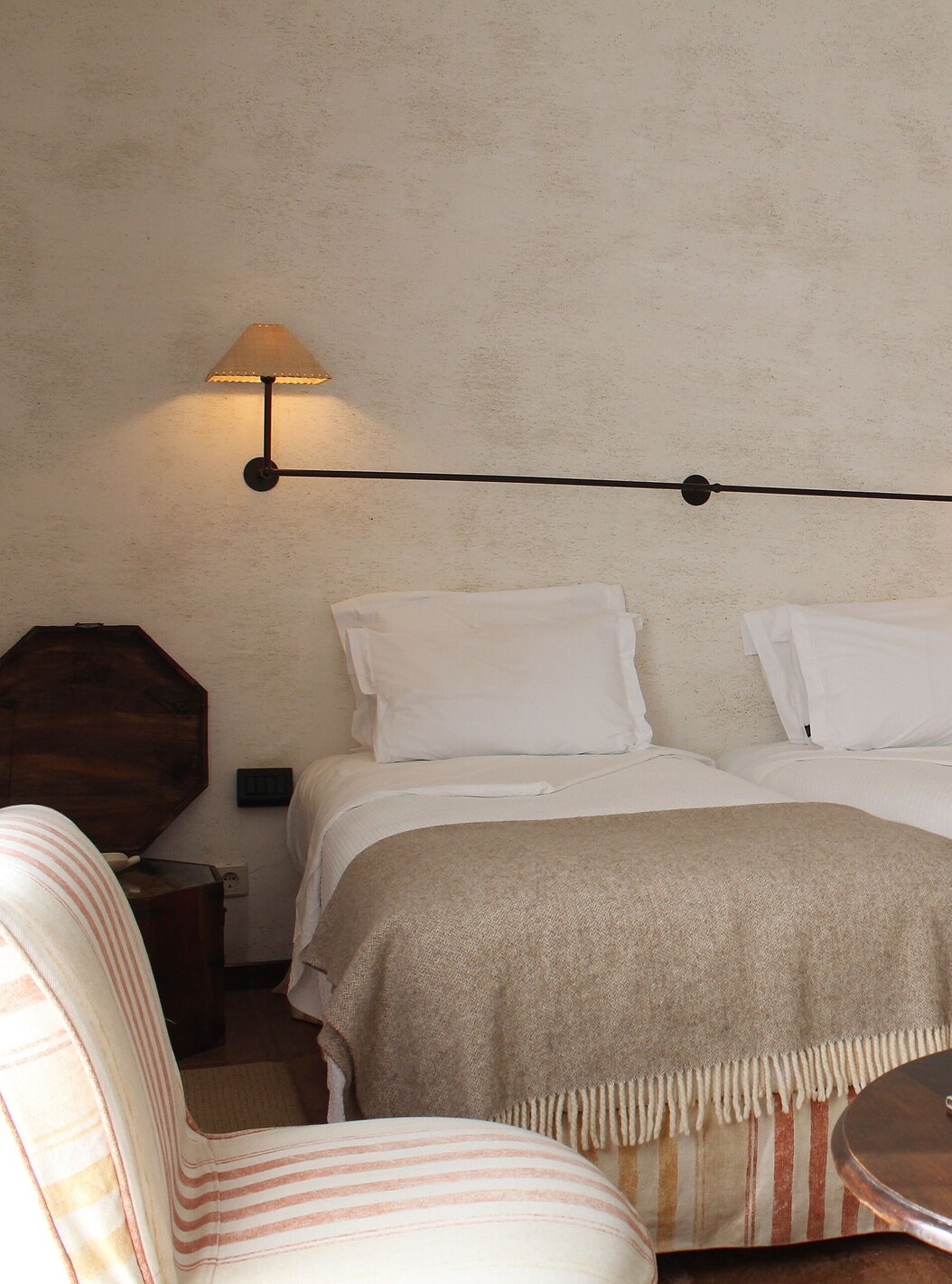 Das Twin Zimmer mit Balkon der Pousada Convento Belmonte hat zwei Einzelbetten mit rustikaler Dekoration