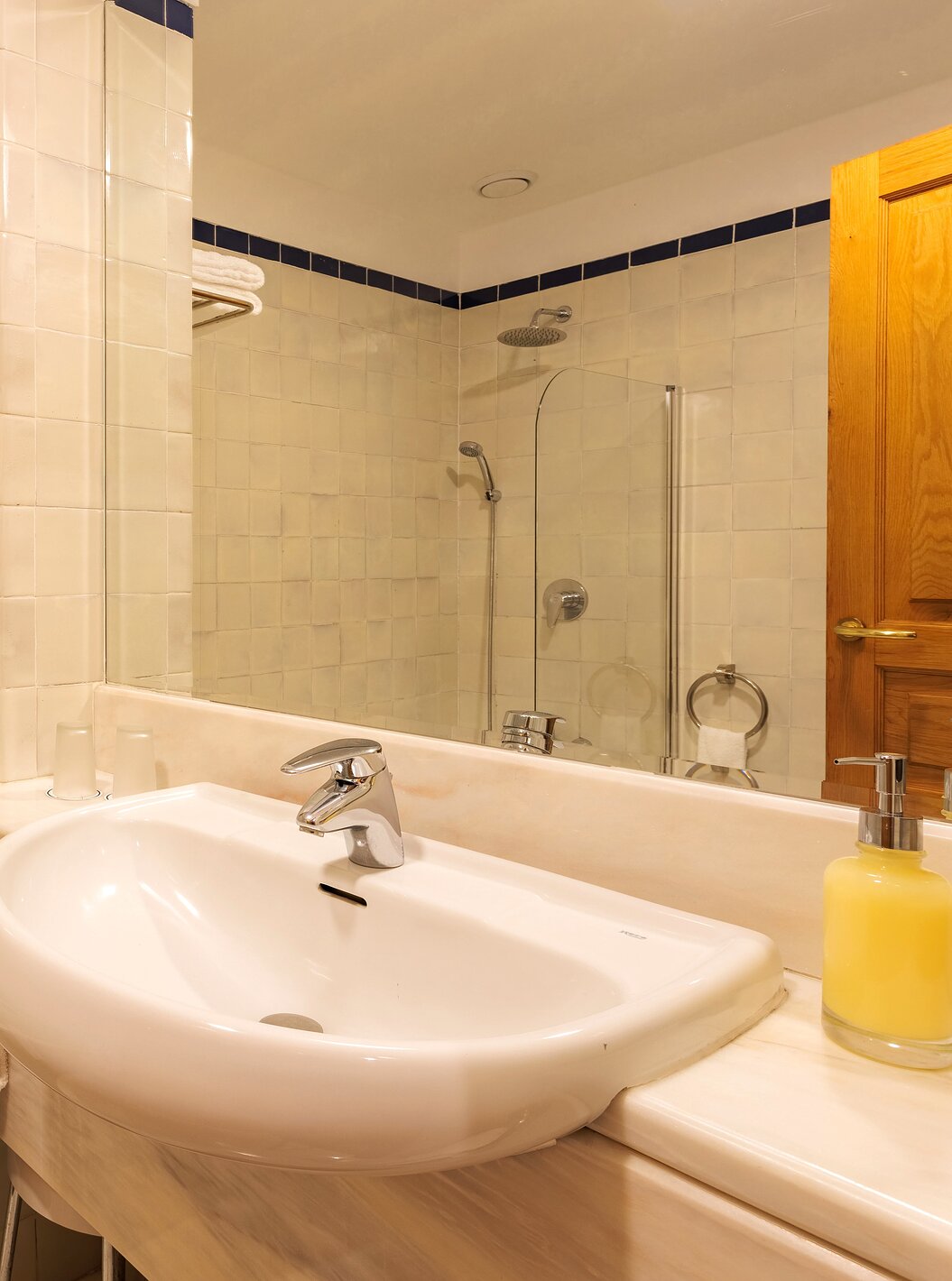 Das klassische Zimmer der Pousada Ourém hat ein Waschbecken mit großem Spiegel und eine Badewanne mit Dusche