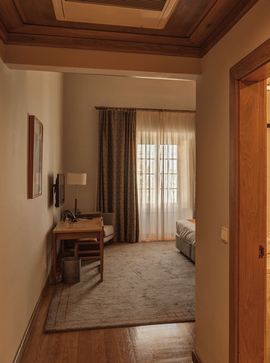 Die Suite der Pousada Ourém hat ein Bad und einen Teppich unter dem Bett und nah am Fenster