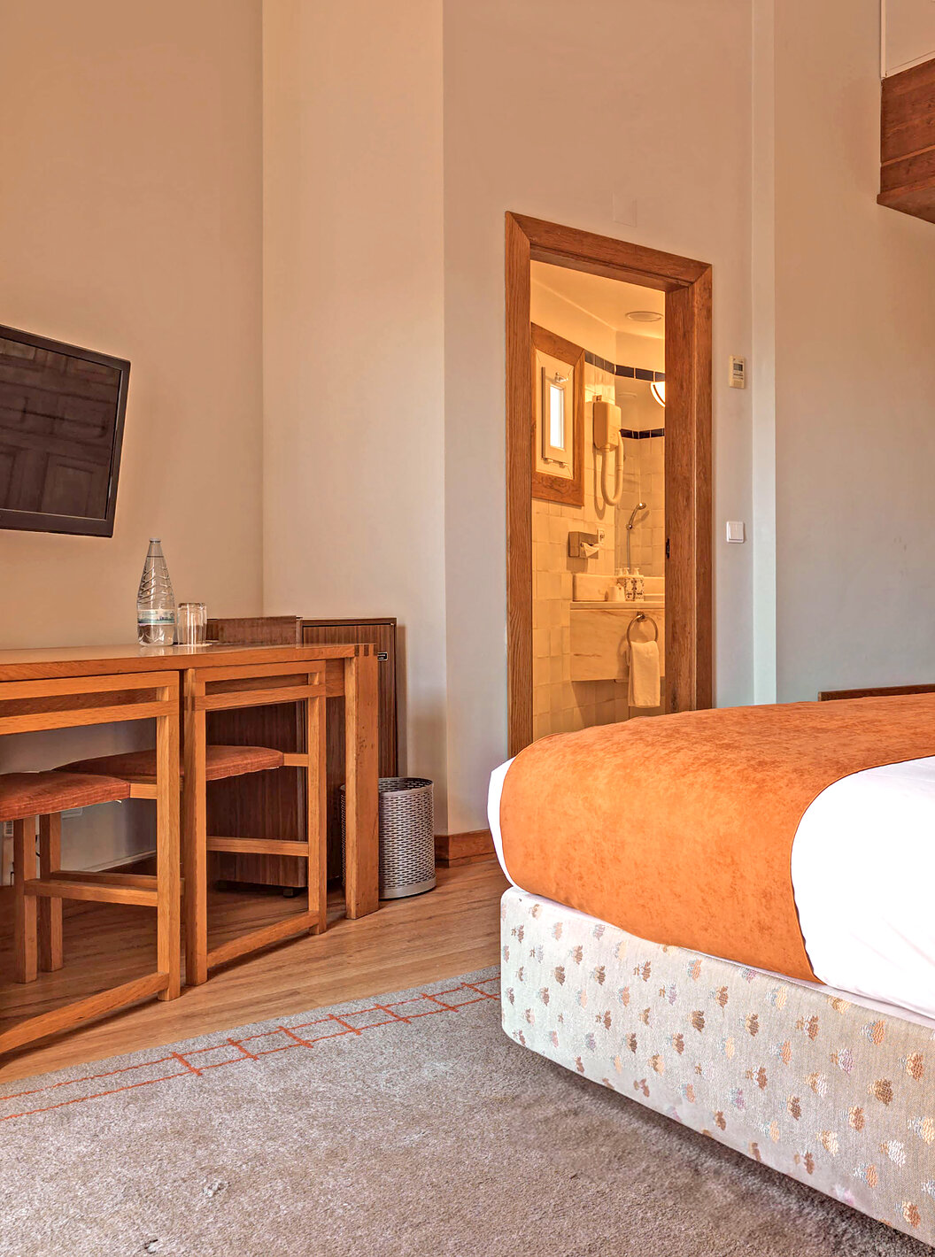 Das Superior Balkon Zimmer der Pousada Ourém hat ein Doppelbett mit Fernseher und Zugang zum Bad