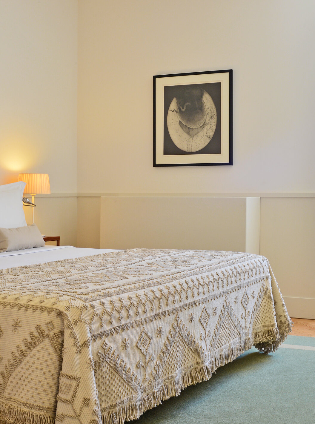 Die Large Family der Pousada Serra da Estrela hat ein Schlafzimmer mit Doppelbett, einen Sessel und ein Bild an der Wand