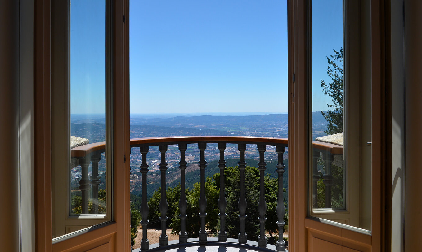 Die Präsidenten Suite der Pousada Serra da Estrela hat einen kleinen Balkon mit Panorama-Blick auf die Serra da Estrela