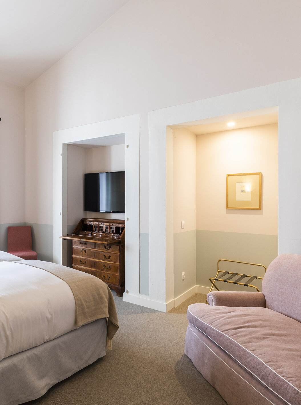 Das Premium Room der Pousada Vila Óbidos hat zwei Betten mit einem Fernseher, ein Fenster und ein bequemes Sofa