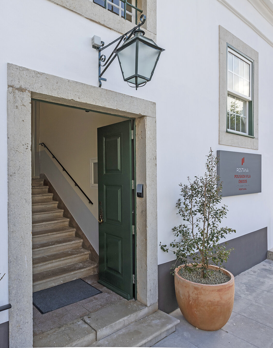 Eingang mit Schild Santa Casa da Misericórdia de Óbidos, der Pousada Vila Óbidos im mittelalterlichen Dorf