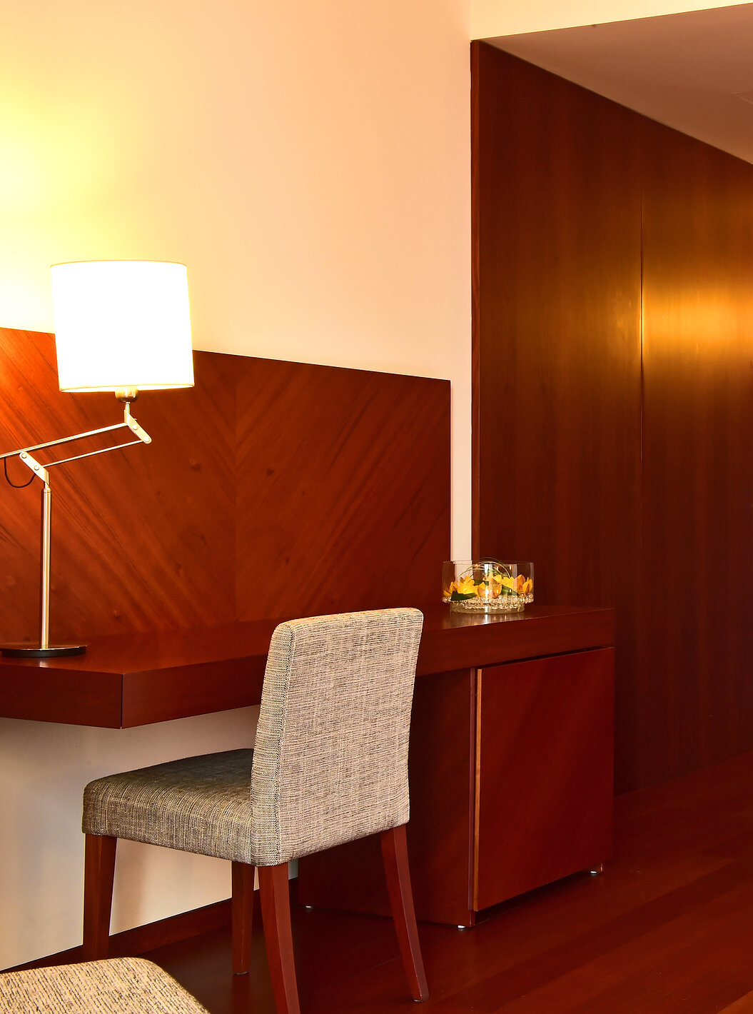 Das Classic Room der Pousada Viseu hat einen Schreibtisch mit Stuhl und Lampe sowie einen Schrank