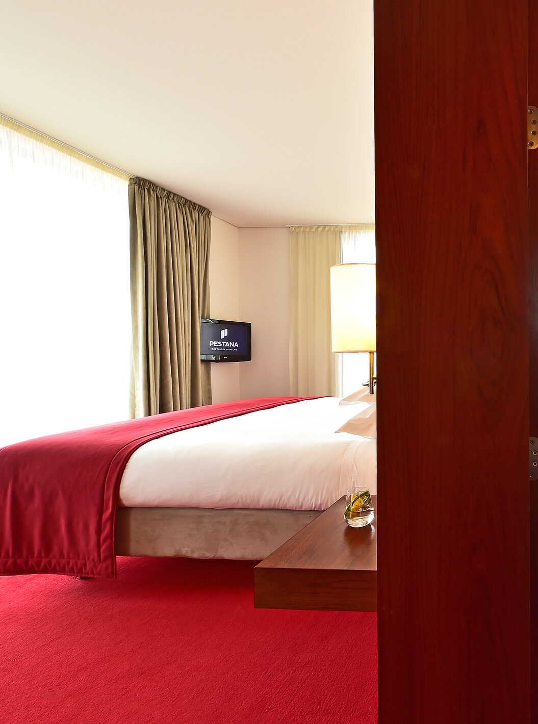 Die Special Suite der Pousada Viseu hat ein Zimmer mit Doppelbett und Fernseher sowie ein Bad mit Toilette und Bidet