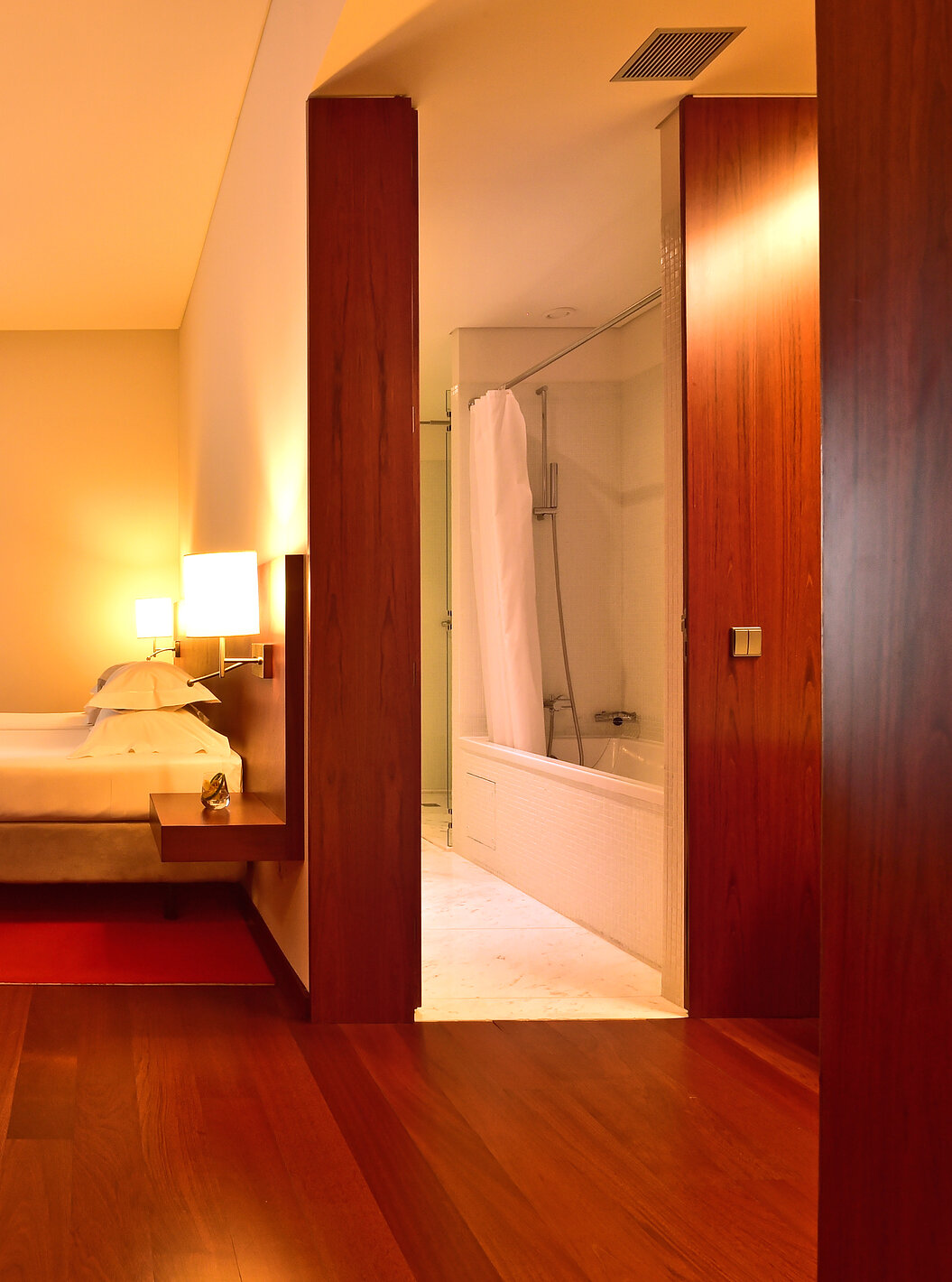 Die Standard Suite der Pousada Viseu hat ein Doppelbett, einen Fernseher und ein Bad mit Badewanne