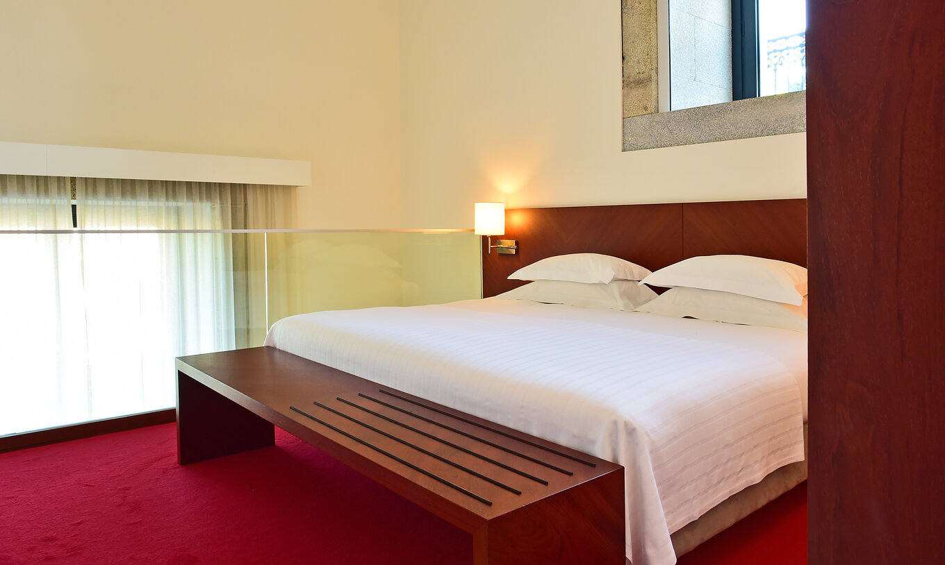 Die Mezzanine Suite der Pousada Viseu hat ein Doppelbett in einer Mezzanine