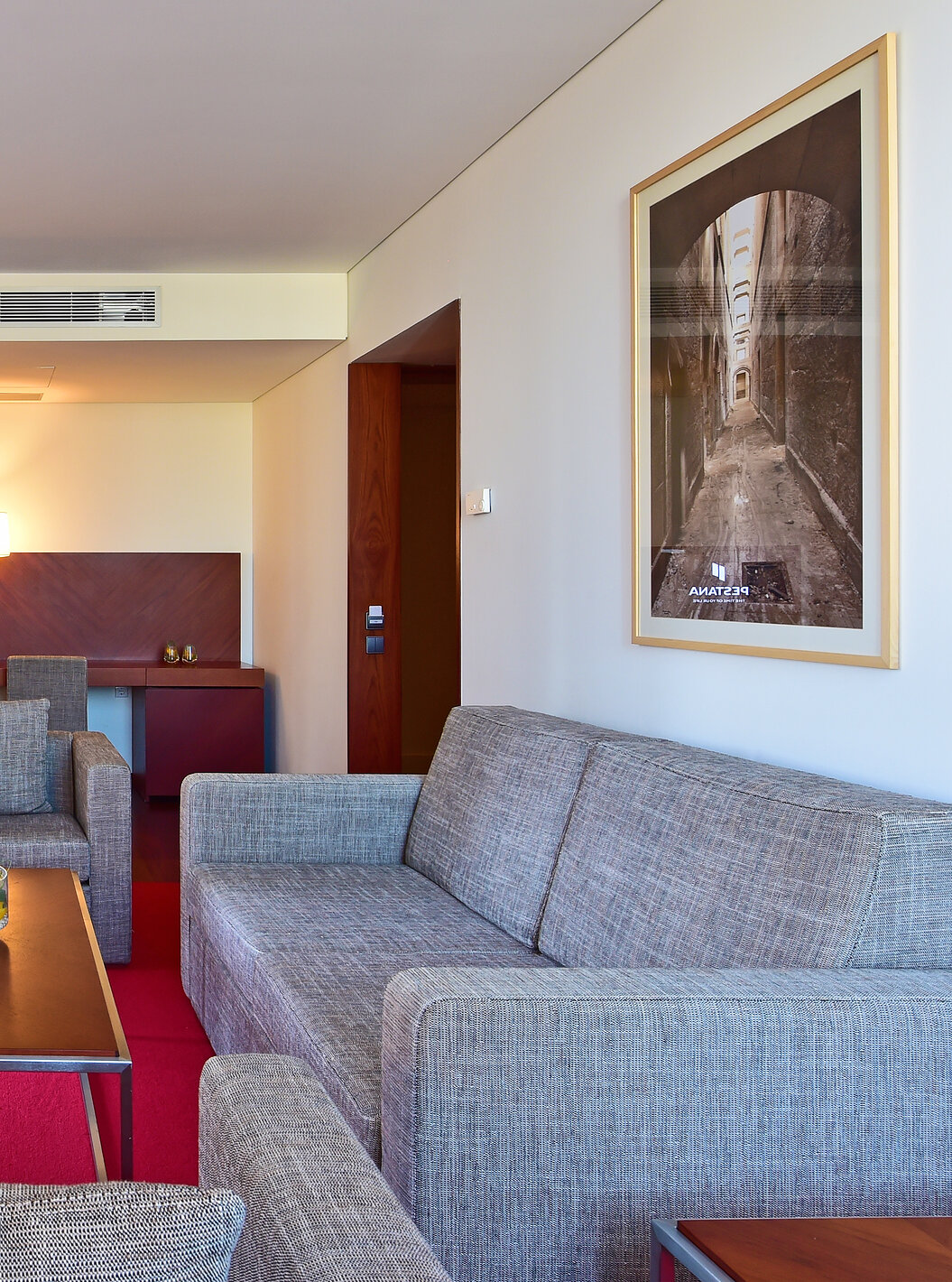 Die Mezzanine Suite der Pousada Viseu hat ein Zimmer mit zwei Sesseln, einem Sofa, einem Schreibtisch und einem Fernseher