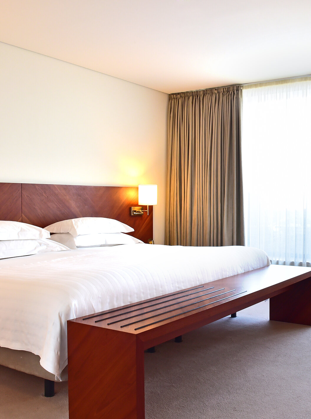 Das Superior Room der Pousada Viseu hat ein Doppelbett, einen Nachttisch mit Lampe und einen Sessel