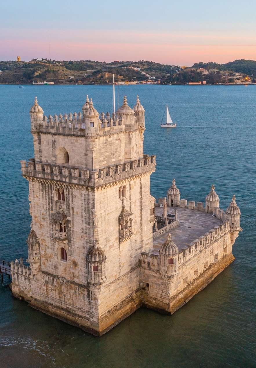 Belém-Turm am Tejo nahe Pousada Queluz, Hotel Histórico em Queluz, mit Segelboot bei Sonnenuntergang