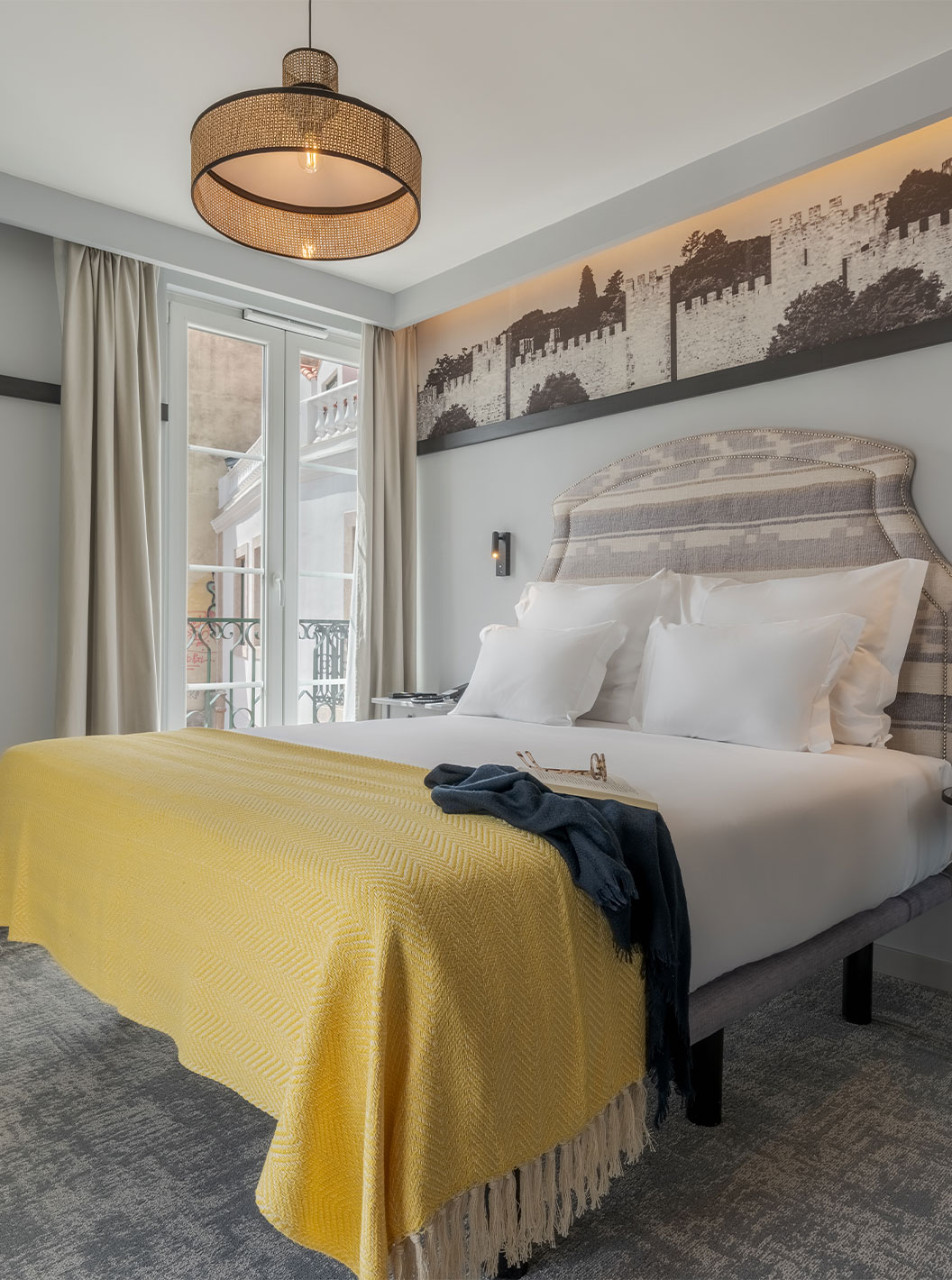 Das Large Family Premium der Pousada Alfama hat ein Doppelbett in einem geräumigen Zimmer in Gelbtönen