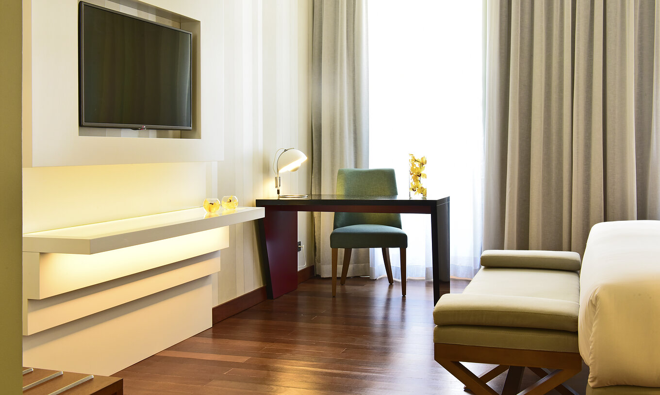 Das Deluxe King Size Bed der Pousada de Lisboa Praça do Comércio hat Hocker, Schreibtisch mit Stuhl, TV und Fenster