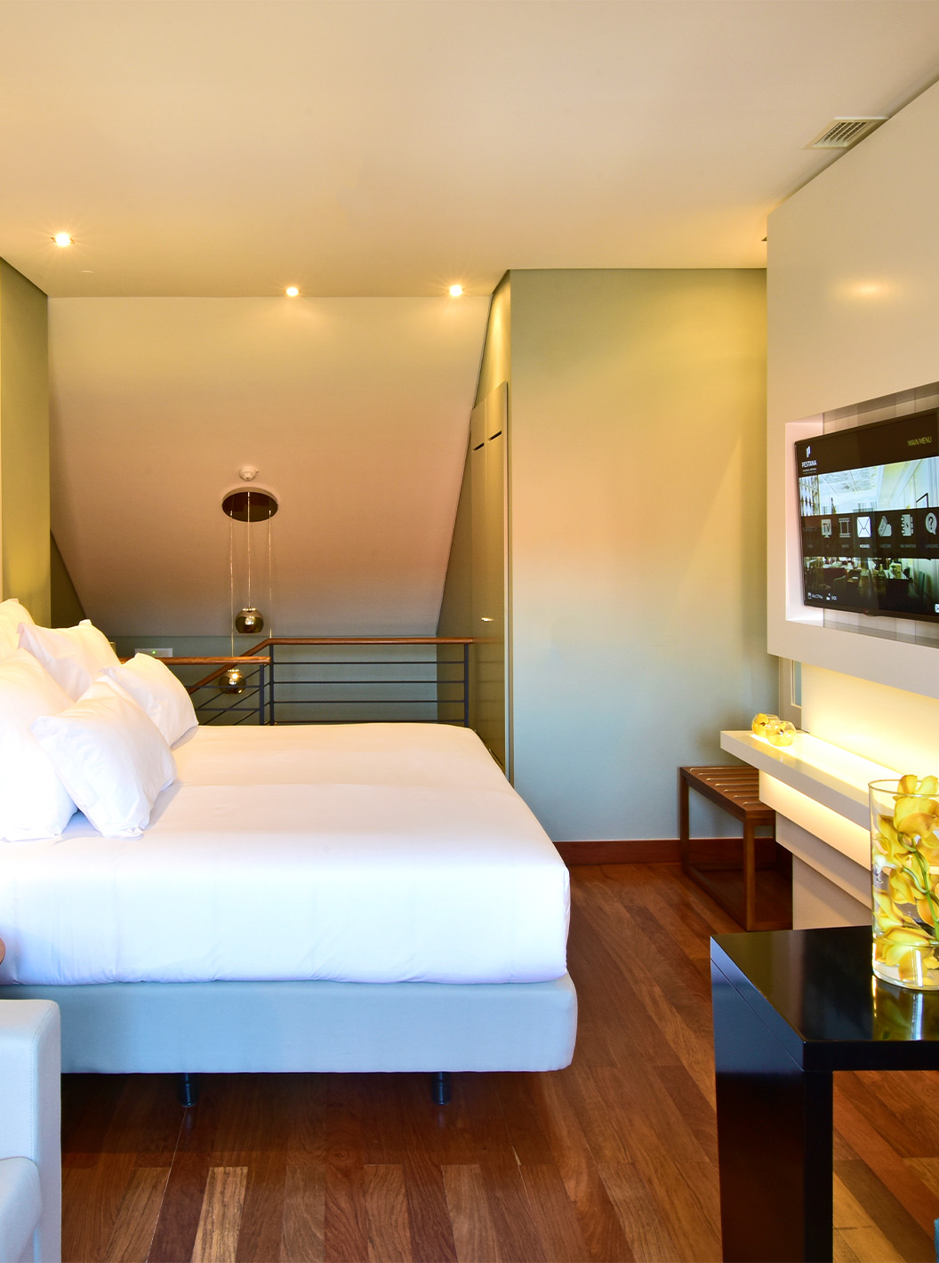 Der Mezzanine King Size Bed in der Pousada Lisboa Praça do Comércio hat ein Doppelbett, Fernseher und Schreibtisch