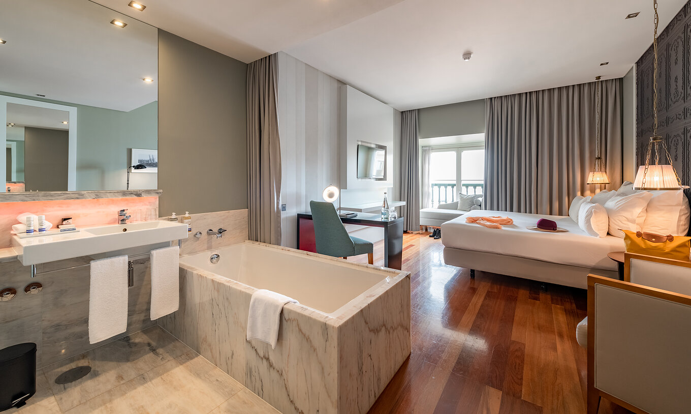 Das Premium King Size Bed der Pousada de Lisboa Praça do Comércio bietet eine Marmorbadewanne, Schreibtisch, Bett und Fenster