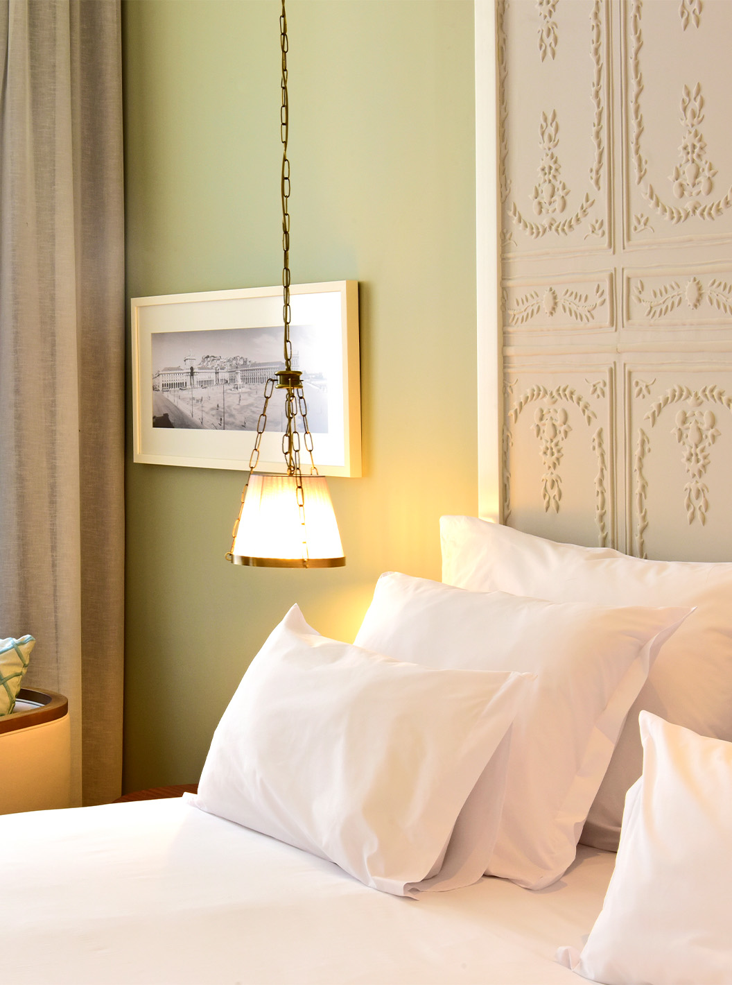 Der Cozy Queen Size Bed in der Pousada Lisboa Praça do Comércio hat einen Schreibtisch mit Lampe und grünem Sessel