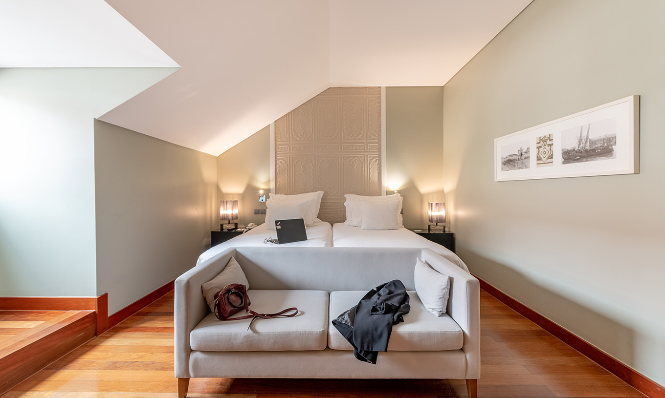 Der Superior King Size Bed in der Pousada Lisboa Praça do Comércio hat eine Hängeleuchte, ein Doppelbett und ein Fenster