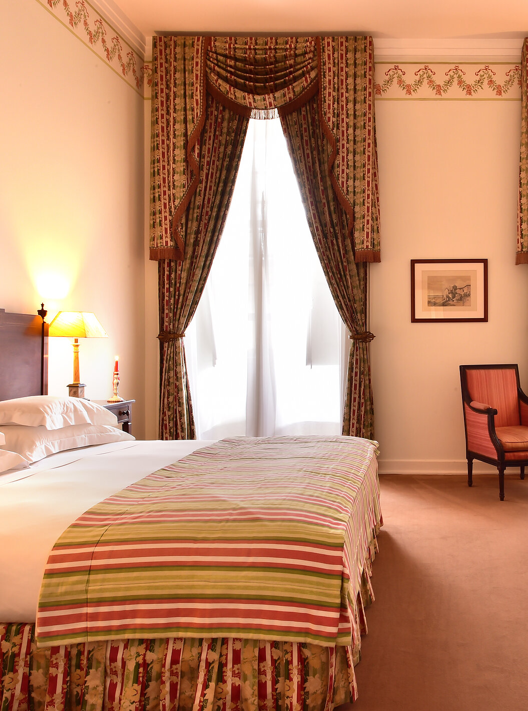 Das Superior Zimmer der Pousada Palácio Queluz hat viel Platz mit zwei Einzelbetten, einem Sofa und zwei Stühlen