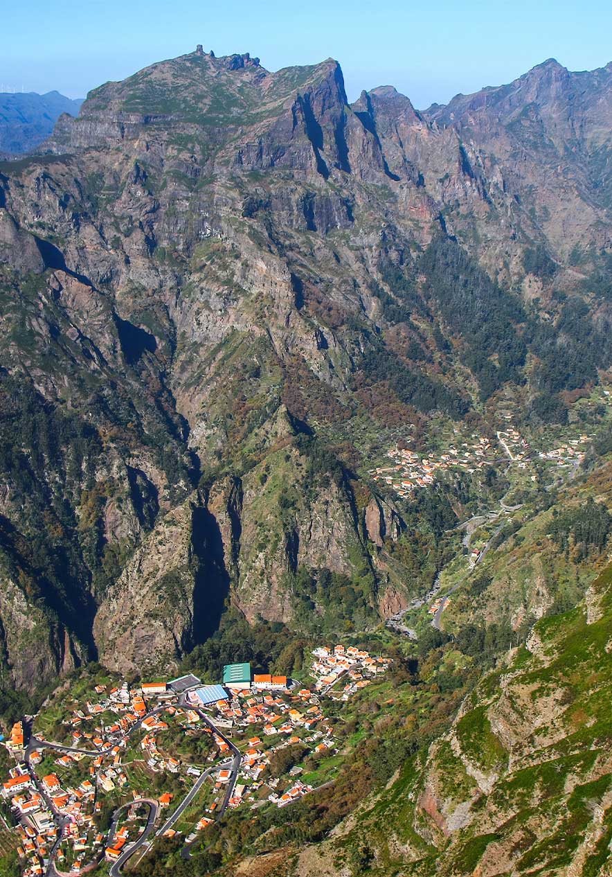 Bergtal Curral das Freiras nahe Pestana Carlton Madeira, Hotel 5 Estrelas na Madeira mit steilen Felswänden
