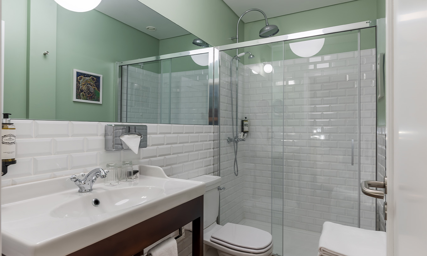 Das Deluxe Superior Family Bay View Zimmer im Pestana Churchill Bay hat ein Badezimmer mit Toilette, Dusche und Waschbecken