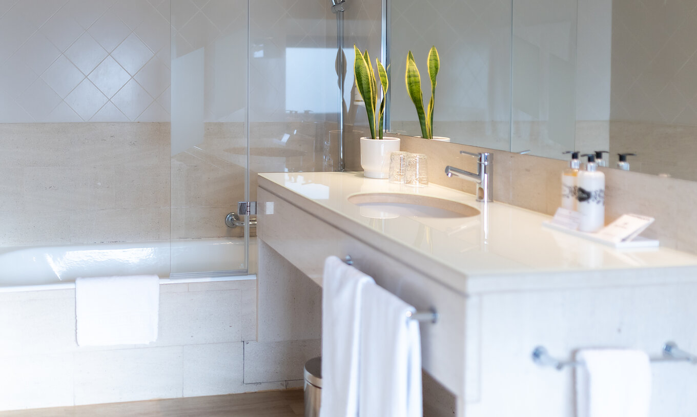 Das Klassische Zimmer in der Pousada Caniçada - Gerês hat ein Badezimmer mit Badewanne, Spiegel und Waschbecken