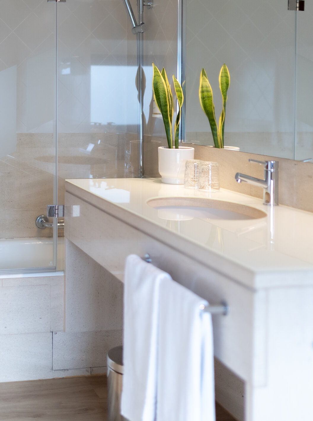 Das Klassische Zimmer in der Pousada Caniçada - Gerês hat ein Badezimmer mit Badewanne, Spiegel und Waschbecken