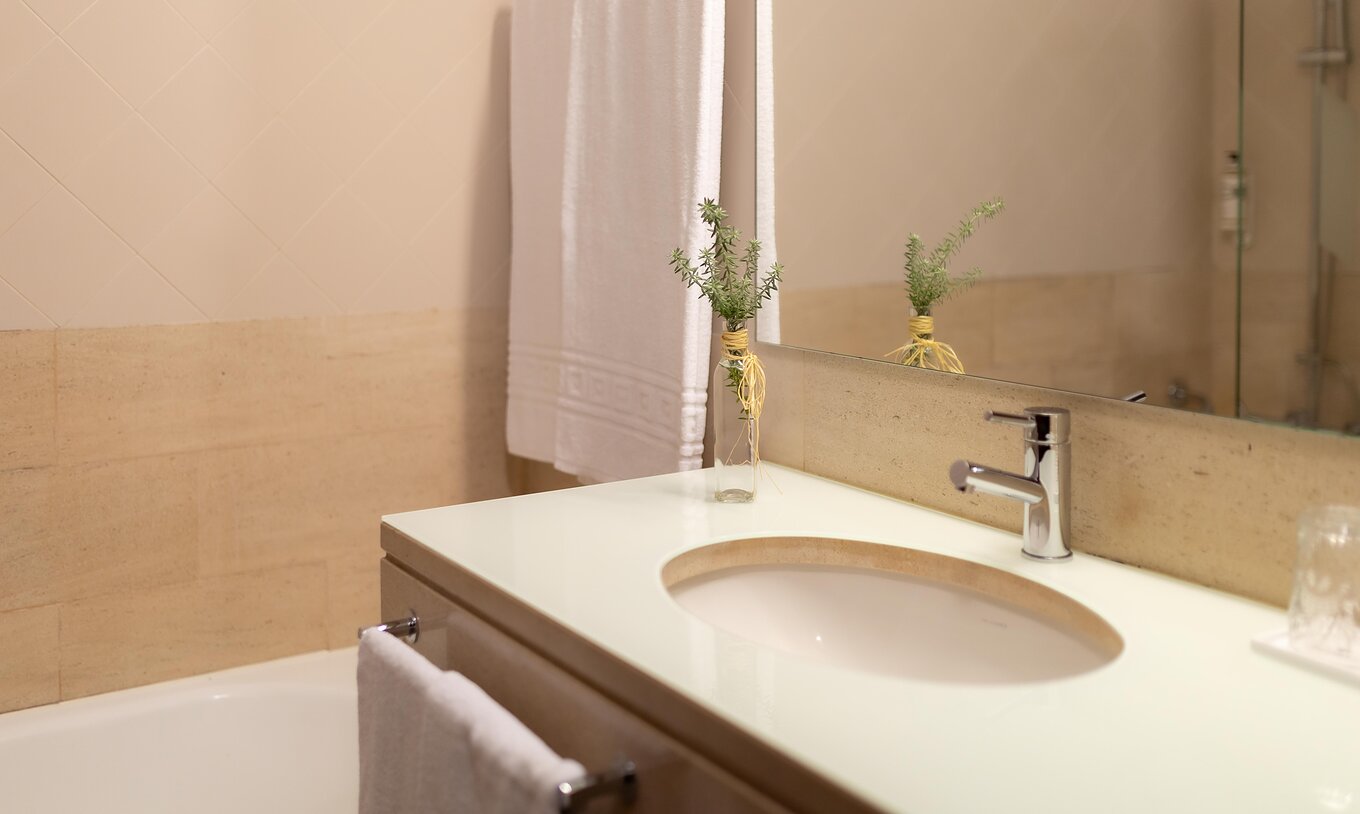 Die Standard-Suite der Pousada Caniçada - Gerês hat ein Badezimmer mit Waschbecken, Spiegel und Badewanne