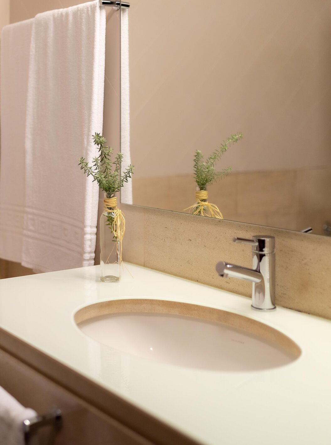 Die Standard-Suite der Pousada Caniçada - Gerês hat ein Badezimmer mit Waschbecken, Spiegel und Badewanne