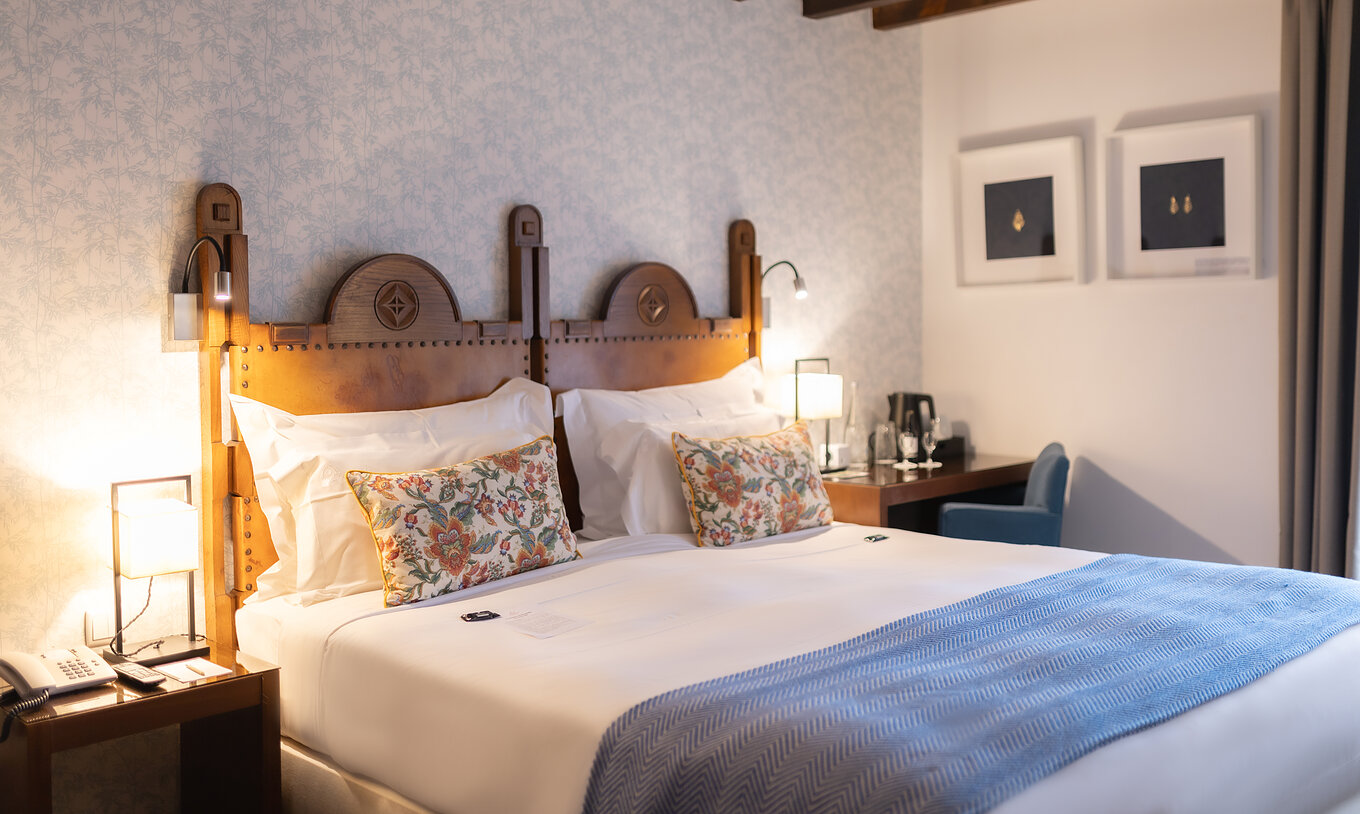 Die Standard Suite der Pousada Caniçada – Gerês ist gemütlich und verfügt über ein bequemes Bett – ideal zum Entspannen.