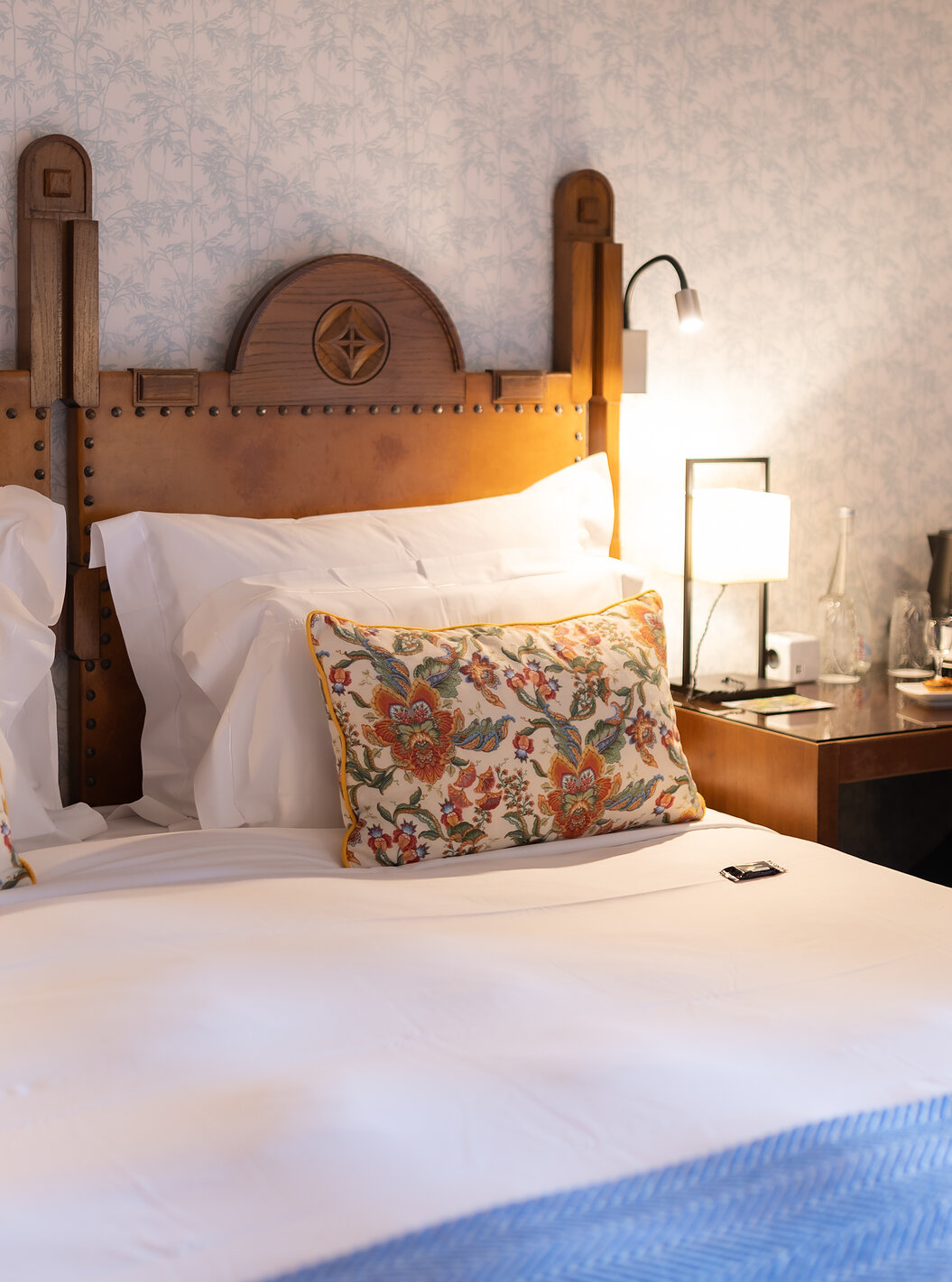 Das Superior Zimmer in der Pousada Caniçada - Gerês hat ein Doppelbett, geblümte Tapete und einen Schreibtisch