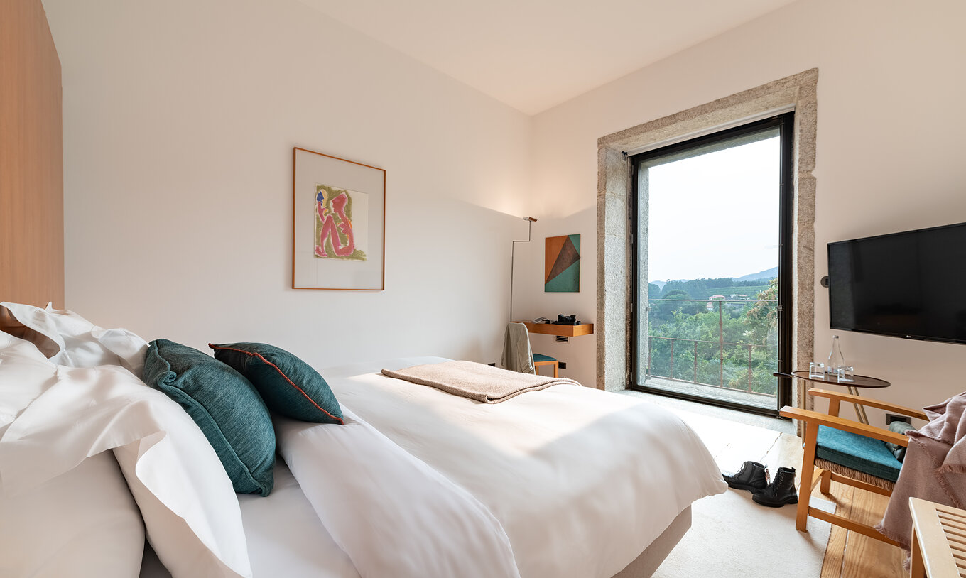 Der Superior Raum der Pousada Mosteiro Amares hat ein Doppelbett, ein Fenster mit Blick ins Grüne und einen Fernseher