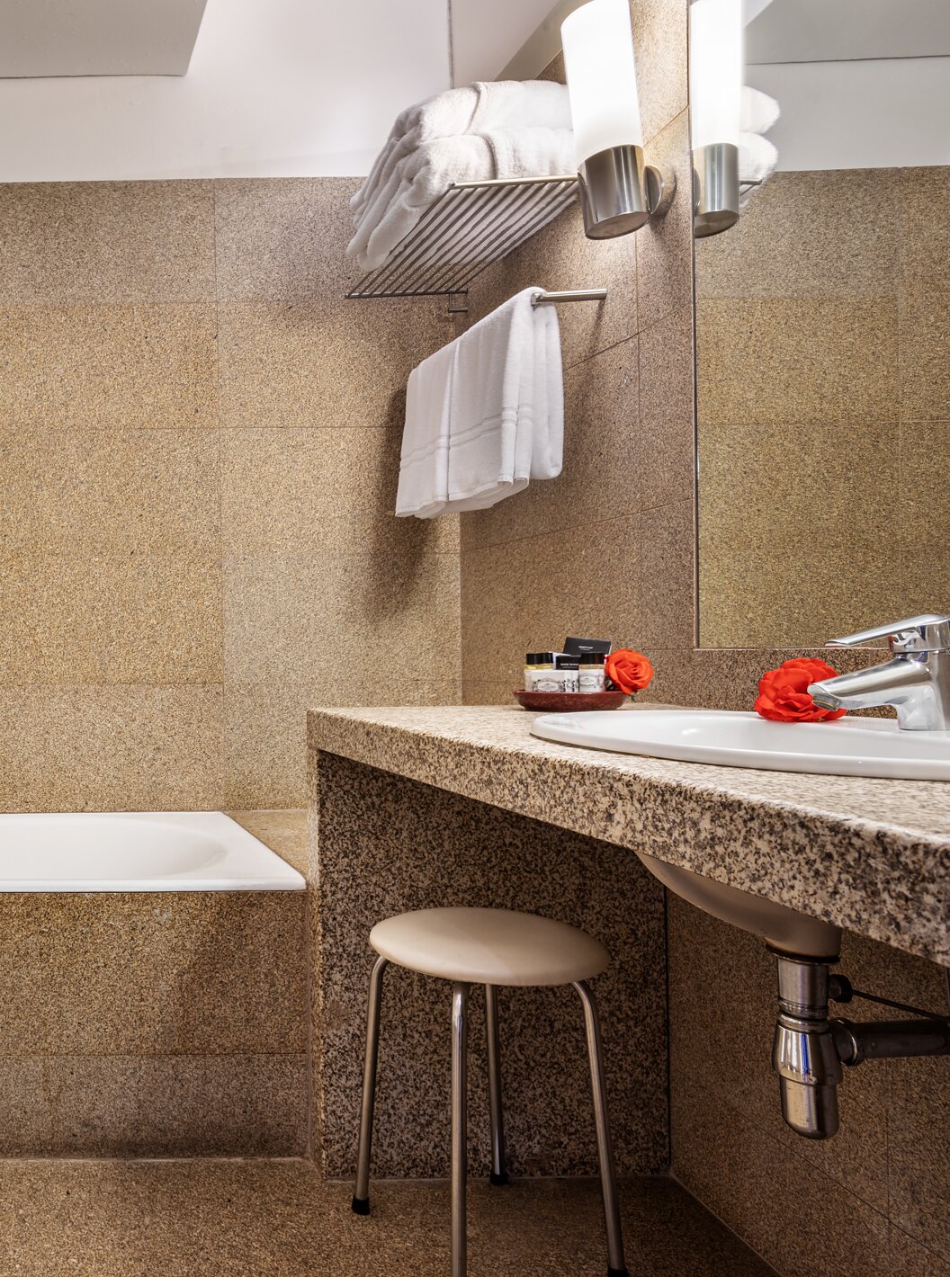 Das Classic Family der Pousada Mosteiro Guimarães verfügt über ein Badezimmer mit Badewanne, Dusche und Waschbecken