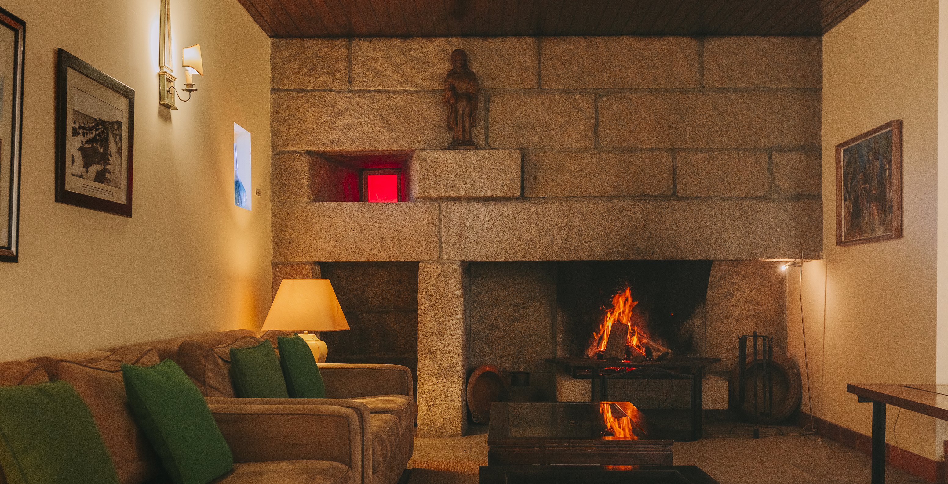 Die Pousada Valença, ein Charming Hotel in Valença, hat einen Kamin mit Sofas zum Aufwärmen