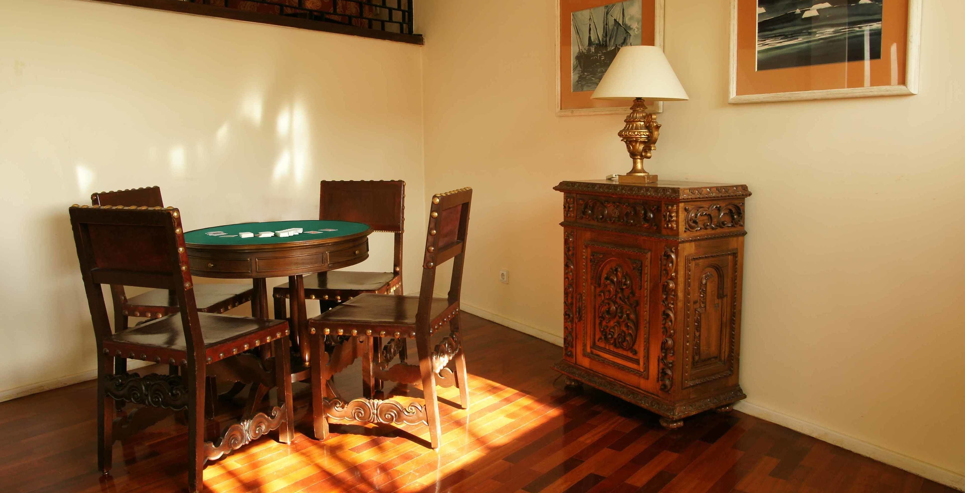 Die Pousada Valença, ein Charming Hotel in Valença, hat einen runden Spieltisch mit vier Stühlen und einer Anrichte