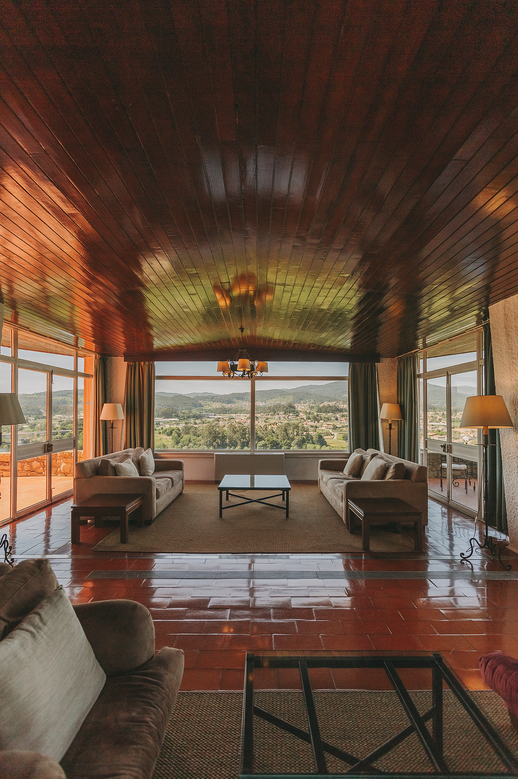 Die Pousada Valença, ein Charming Hotel in Valença, hat einen großen Eingangsbereich mit Sofas und großen Fenstern