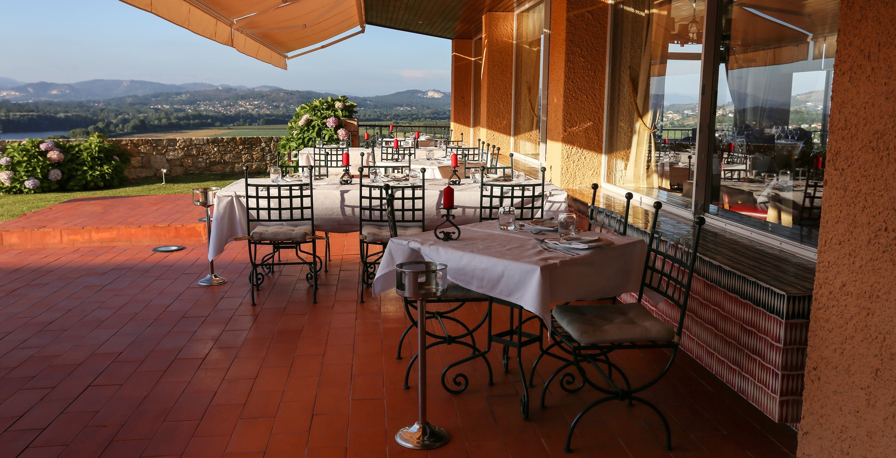 Die Pousada Valença, ein Charming Hotel in Valença, hat eine Terrasse mit Tischen und Stühlen mit Aussicht