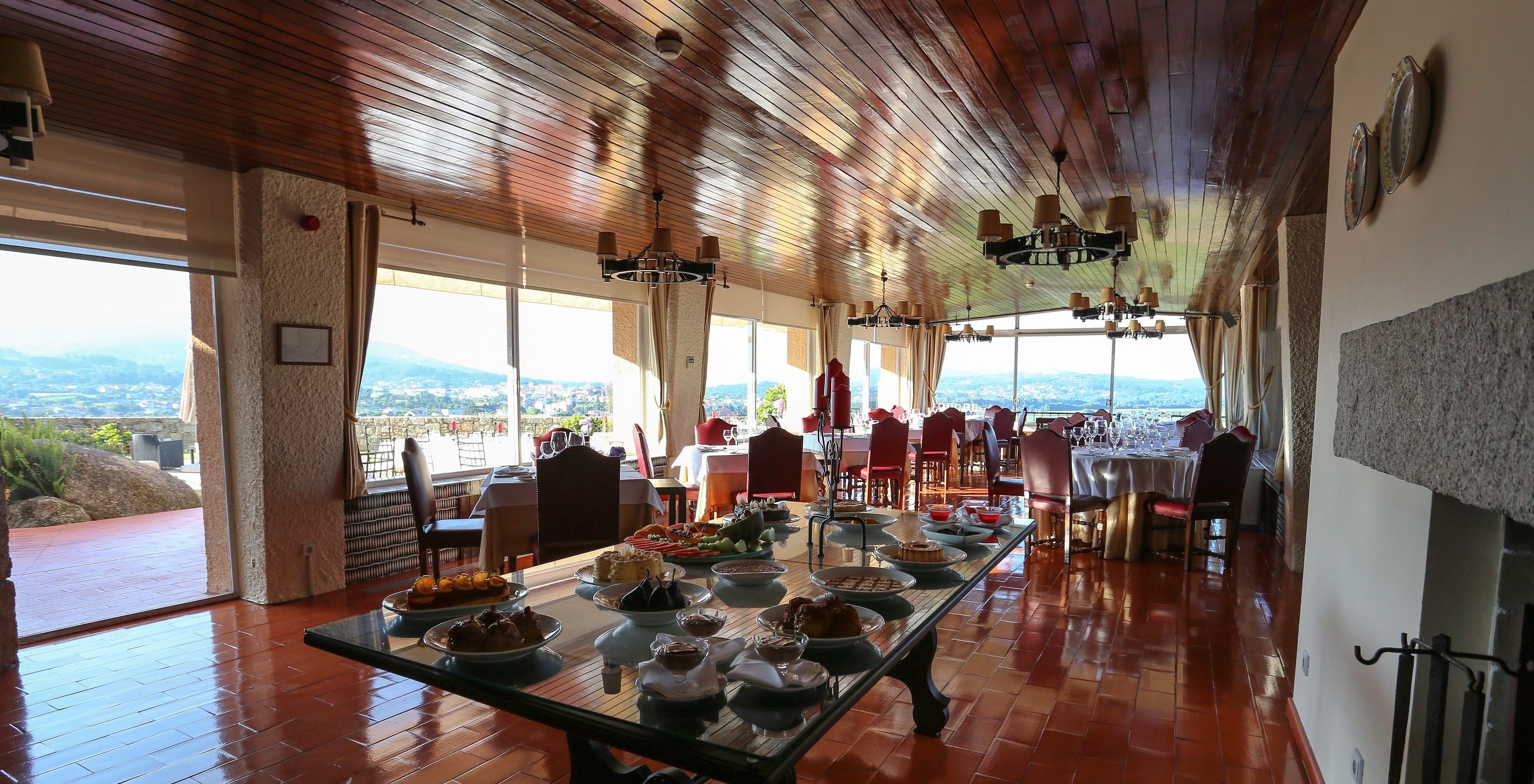 Das Restaurant des charmanten Hotels in Valença hat ein Buffet, mehrere Tische und eine Außenterrasse