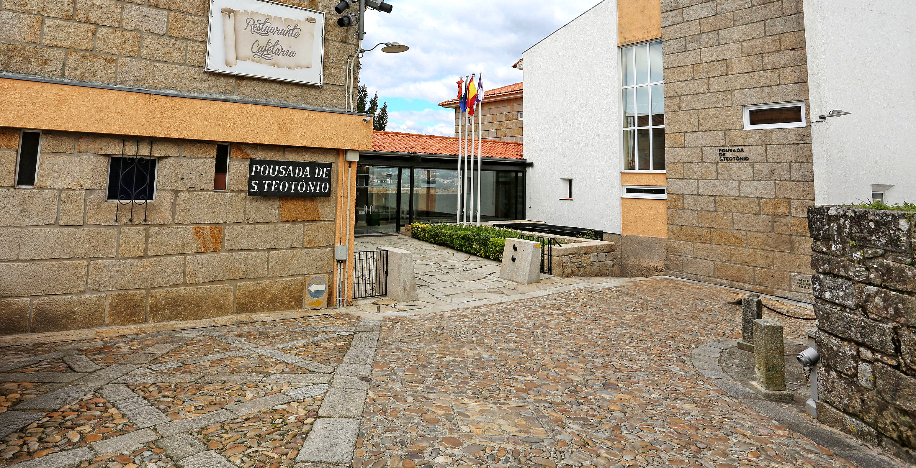 Eingang der Pousada Valença, einem Charming Hotel in Valença mit Steinmauern und einem Schild mit dem alten Namen des Hotels