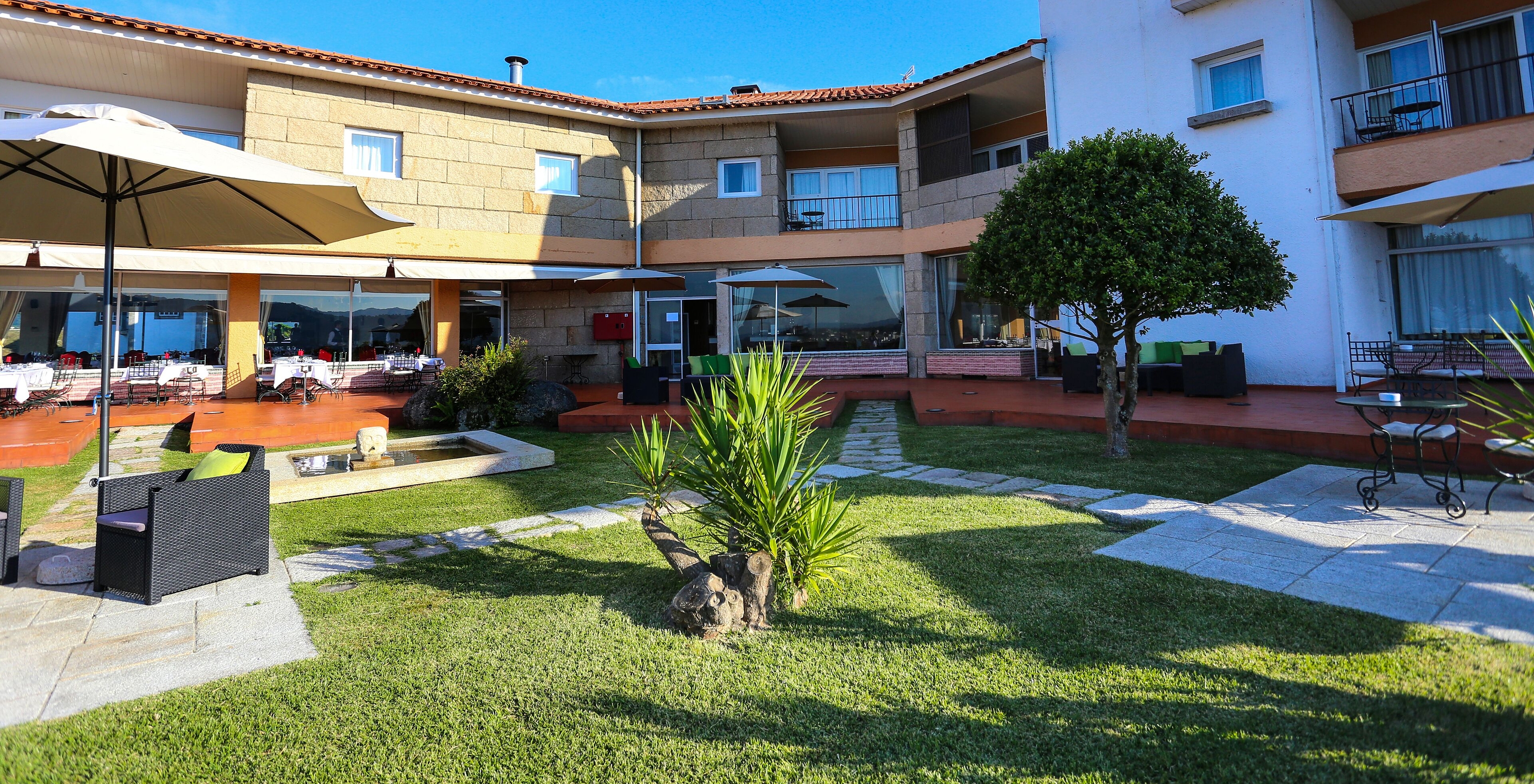 Garten der Pousada Valença, einem Charming Hotel in Valença mit Zimmern und Restaurant drumherum